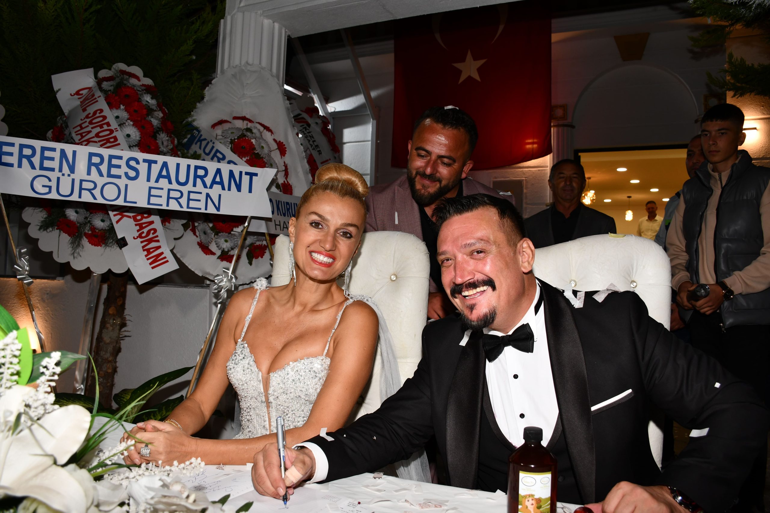 SÜRPRİZ NİKAH Tuğba Özay ile Şenol İpek evlendi
