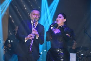 Sevilen şarkıcı Aşkın Nur Yengi,yeni yılı yavru vatan Kıbrıs’ta Hüsnü Şenlendirici ile geçirenler arasındaydı.