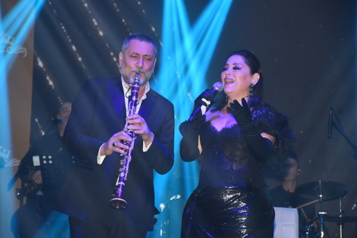 Sevilen şarkıcı Aşkın Nur Yengi,yeni yılı yavru vatan Kıbrıs’ta Hüsnü Şenlendirici ile geçirenler arasındaydı.